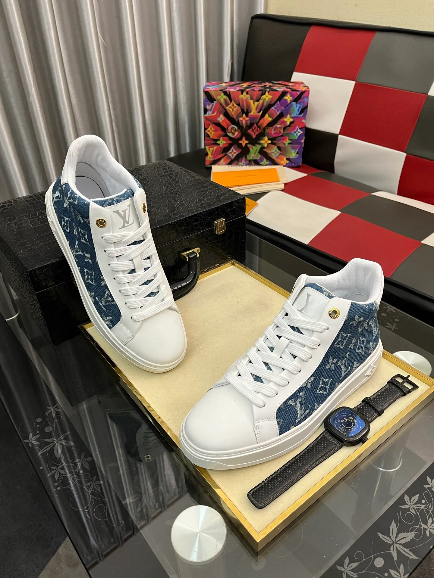 Men's shoes 💰: 560⌚️⌚️ Louis vuitton/LV Louis Vuitton 》Original quality.~ Unique modern style sneakers. 🏃A must-have casual shoe for trendy men😍😍 Original brand imported from Italy, imported original leather, sheep lining (refuses to discolor and grind feet) Sole: Original sole provided by the original factory, French lazy style design ⚠️Fit to the feet, original quality, super comfortable original sole. Code number: 38-444⃣️Color optional